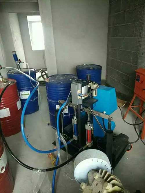 防腐用什么設備施工效率高質(zhì)量好?(圖2) 聚脲防水噴涂施工